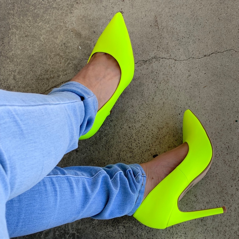 Delicious 80s Neón Yellow Closed Toe Pump Heel 4” - Picture 3 of 8